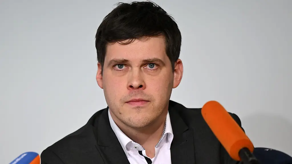 Lutz-Liebscher-SPD-Abgeordneter-im-Thueringer-Landtag-spricht-waehrend-der-Landespressekonferenz-vor-Journalisten