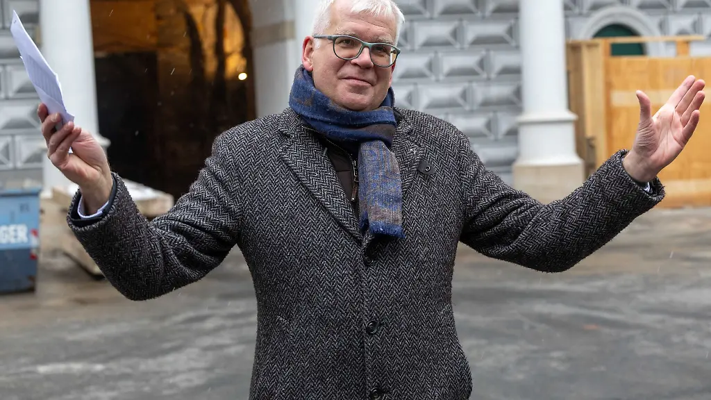 Sachsens-Finanzminister-Hartmut-Vorjohann-CDU-spricht-beim-Pressetermin-zum-Abschluss-der-Restaurierung-des-Altans-im-Dresdner-Residenzschloss