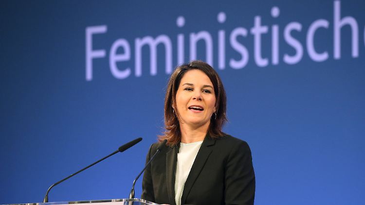 Baerbock nannte es "widerlich", was vor allem Politikerinnen an Hass und Hetze im Netz aushalten müssten.