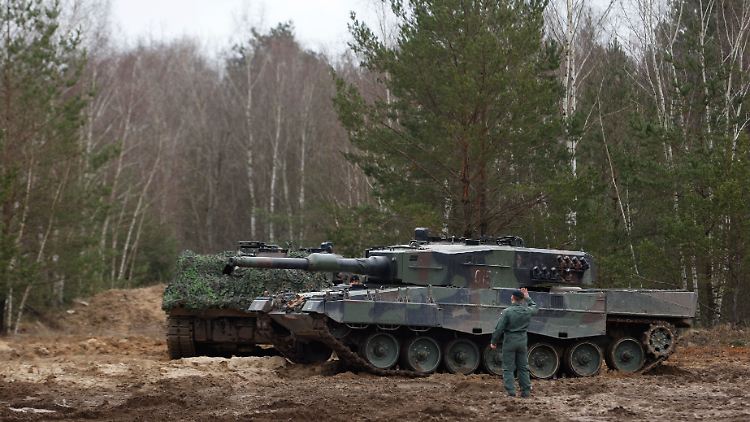 In Polen soll außerdem ein Servicezentrum für an die Ukraine gelieferte Panzer eingerichtet werden, kündigte Blaszczak an.