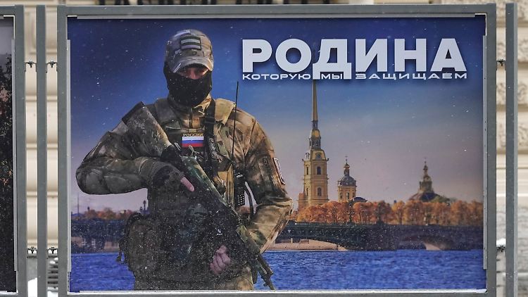 In Russland wird aktuell massiv für die eigenen Streitkräfte geworben. Da passt Kritik aus Kreml-Sicht nicht ins Bild - und wird rigide bekämpft.