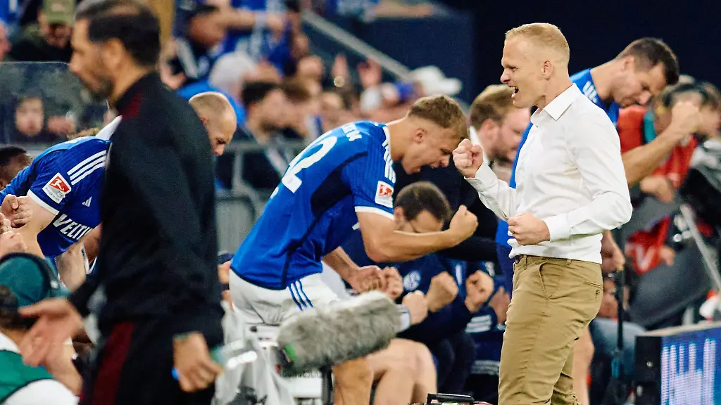 Schalkes-Trainer-Karel-Geraerts-r-jubelt-beim-Schlusspfiff