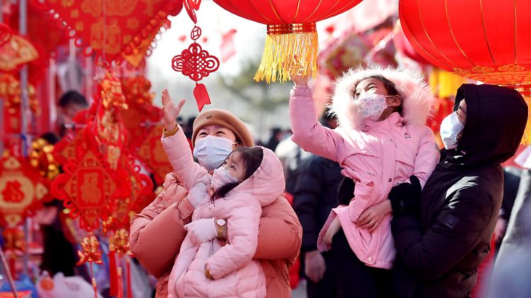 Über 35 Jahre lang war Eltern in China nur ein Kind erlaubt, mittlerweile dürfen sie drei Kinder bekommen. Trotzdem ist die Geburtenrate rückläufig.
