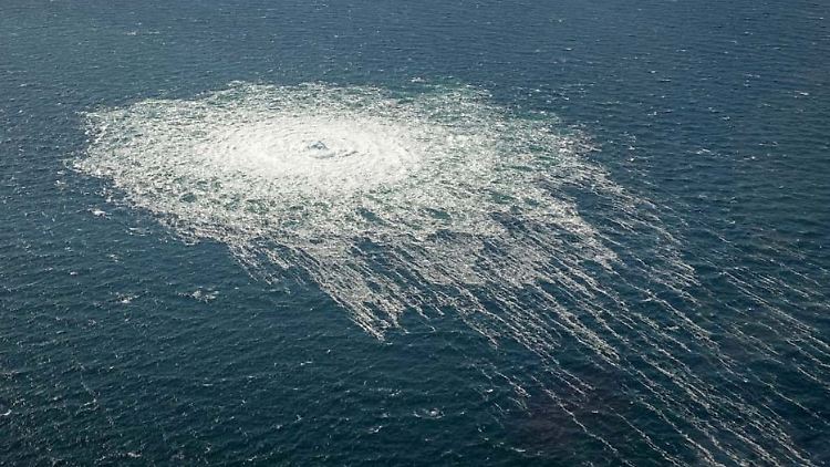 Ausströmendes Gas ist über dem Leck der Nord-Stream-Pipeline in der Ostsee zu sehen.