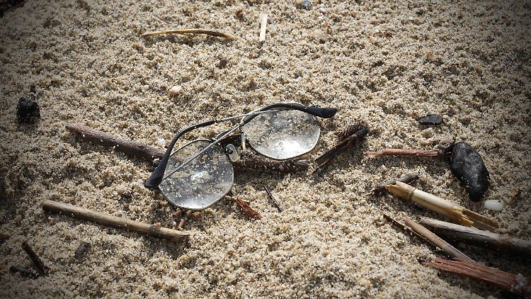 Habseligkeiten von Migranten am Strand von Cutro.