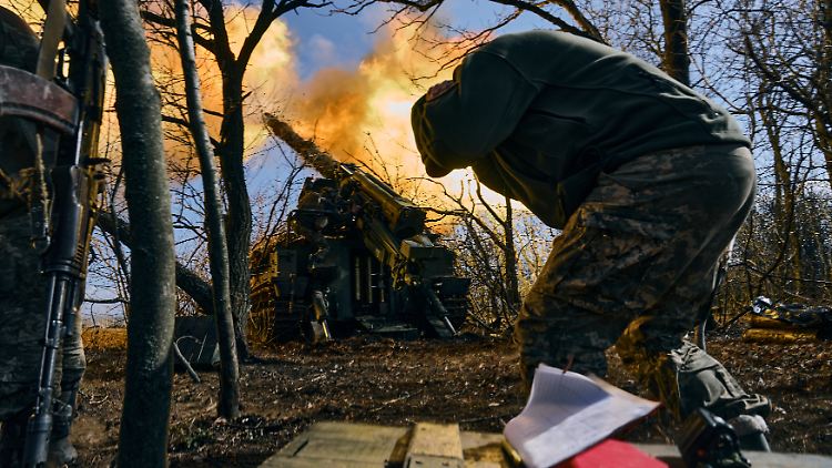 Ukrainische Soldaten feuern eine Panzerhaubitze auf russische Stellungen in der Nähe von Bachmut.