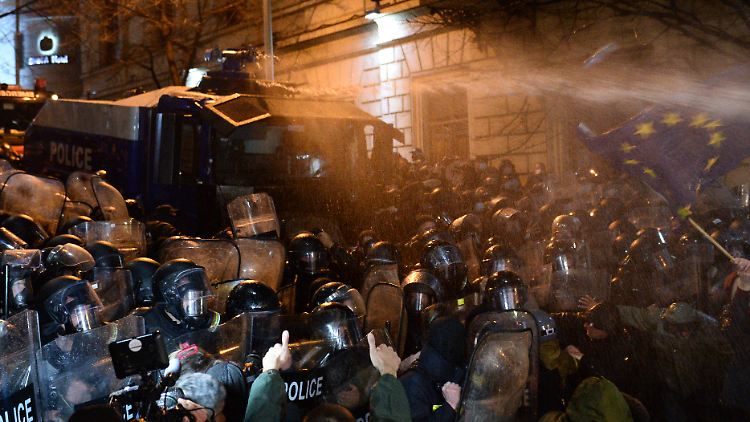 Die Polizei ging in der Hauptstadt Tiflis unter anderem mit Tränengas und Wasserwerfern gegen Demonstranten vor.