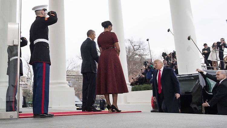 Die Obamas begrüßen die neuen Bewohner im Weißen Haus. Leicht fällt es ihnen nicht. 