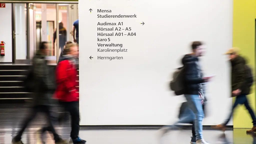 Studenten-gehen-durch-ein-Gebaeude-der-Technische-Universitaet-Darmstadt-TU-Darmstadt-In-Hessen-ist-die-Zahl-der-Studierenden-die-ein-Deutschlandstipendium-erhalten-gestiegen