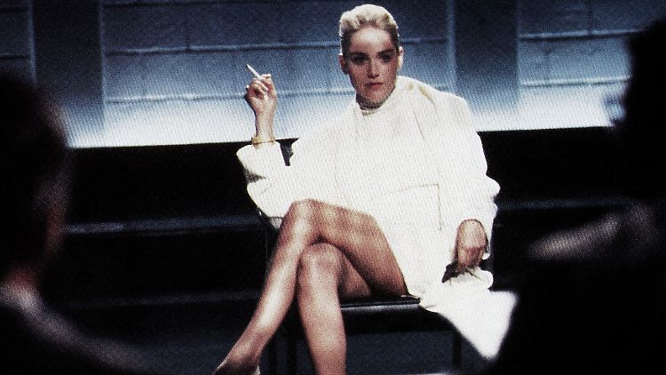 Krimi-Schriftstellerin Catherine Tramell (Sharon Stone) im Verhörraum. 