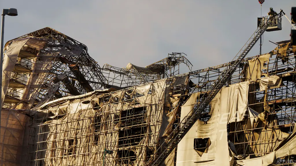 Feuerwehrleute-arbeiten-daran-das-Feuer-vollstaendig-zu-loeschen-und-das-Gebaeude-der-ehemaligen-Boerse-Boersen-von-Kopenhagen-zu-sichern