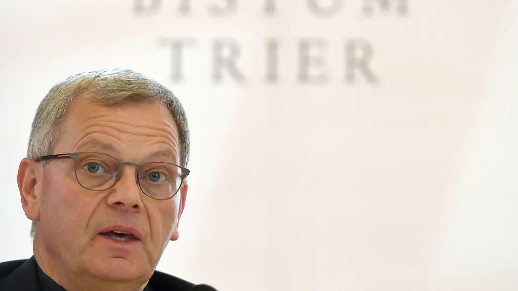 Generalvikar-Ulrich-von-Plettenberg-vom-Bistum-Trier-informiert-in-einem-Pressegespraech