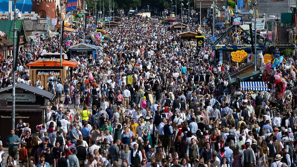 Zahlreiche-Menschen-laufen-ueber-das-Oktoberfestgelaende
