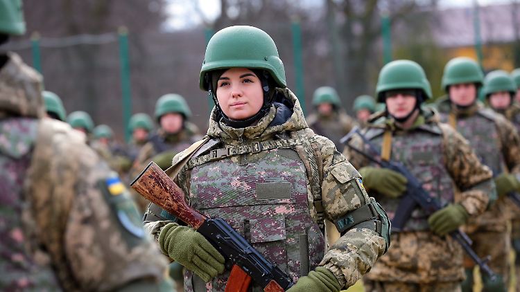 Immer wieder gehen Bilder kämpfender Frauen in der Ukraine um die Welt - in früheren Kriegen hatte es dies viel weniger gegeben.