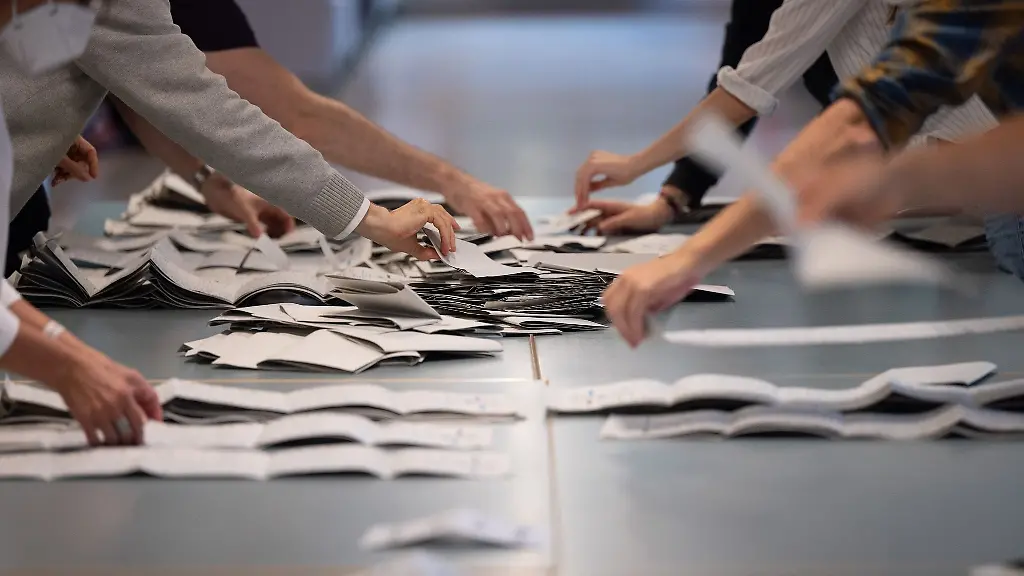 Wahlhelfer-und-helferinnen-zaehlen-Stimmzettel-aus