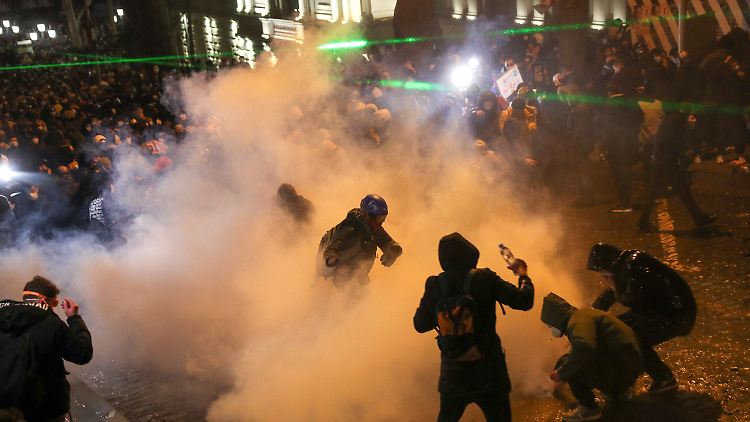 Wie am Vorabend liefern sich Demonstranten und Sicherheitskräfte eine Straßenschlacht in der georgischen Haupstadt.