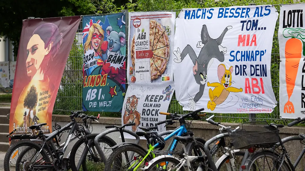 Abiplakate-haengen-am-Zaun-eines-Gymnasiums-in-Frankfurt
