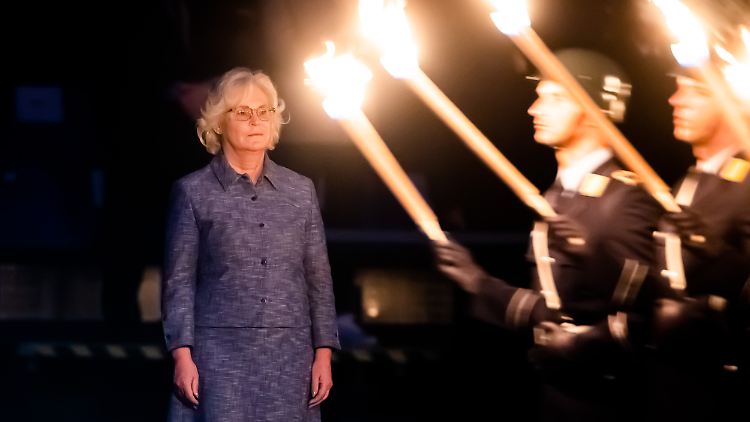 Christine Lambrecht soll ihren eigenen Zapfenstreich bekommen. 