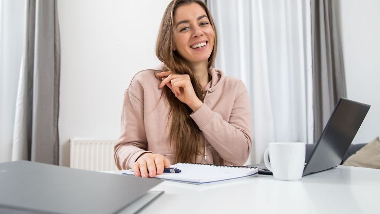 Wer sich nebenberuflich selbstständig machen will, sollte vorher einen Blick in den eigenen Arbeitsvertrag werfen. Denn hier kann festgelegt sein, dass man die Zustimmung des Arbeitgebers braucht.