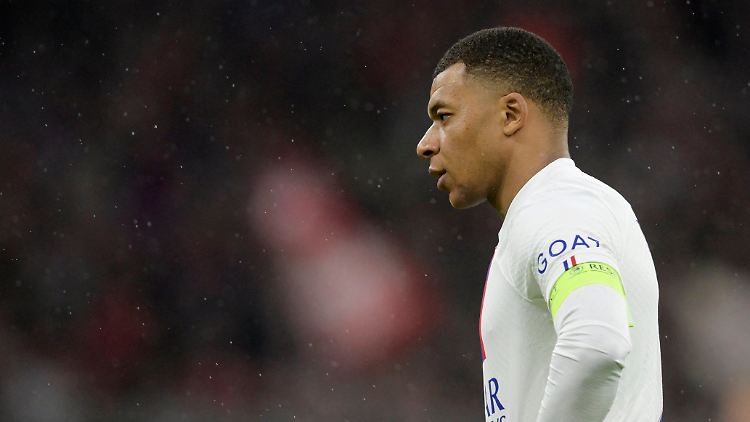 Kylian Mbappé lässt seine Zukunft bei Paris St. Germain offen.