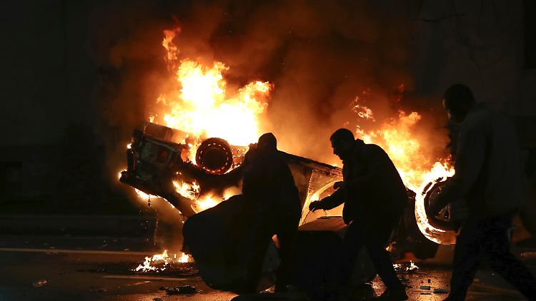 In der Nacht gingen zahlreiche Demonstranten in der Hauptstadt Tiflis auf die Straße.