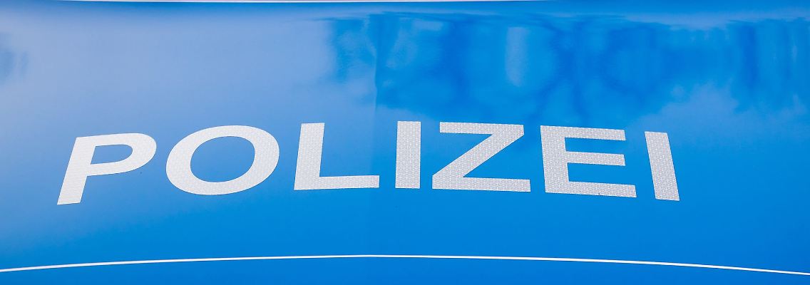 Der Polizei-Schriftzug steht auf einem Einsatzfahrzeug.
