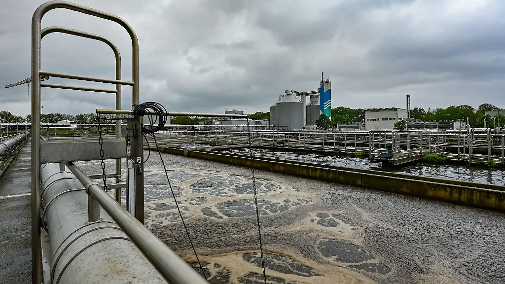 Ein-Filterbecken-der-Biologischen-Reinigung-vom-Klaerwerk-Muenchehofe-der-Berliner-Wasserbetriebe