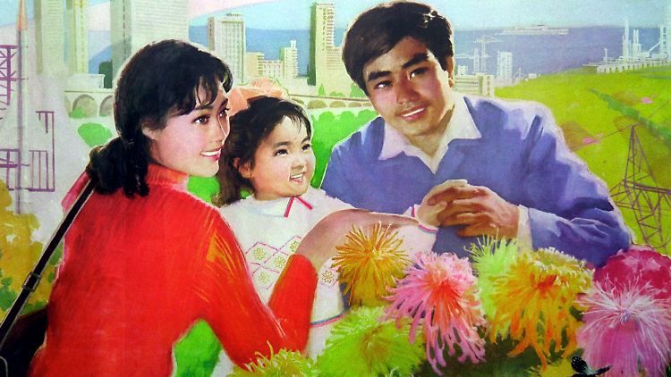 Ein chinesisches Propaganda-Plakat von 1978 zeigt eine glückliche Kleinfamilie mit Vater, Mutter und einem Kind.