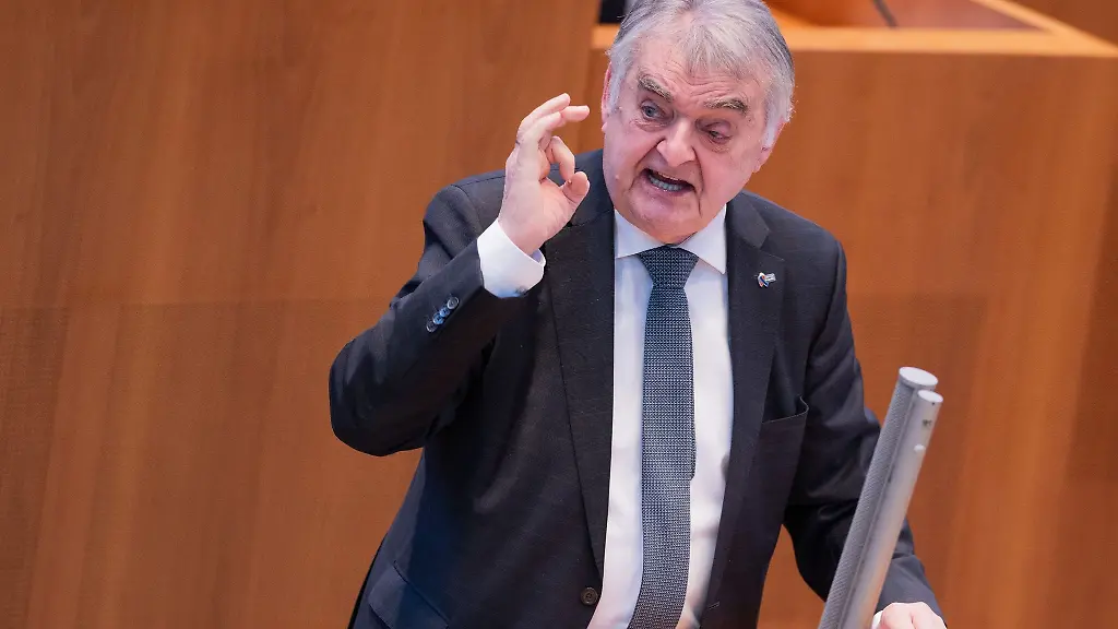 Herbert-Reul-CDU-Innenminister-von-Nordrhein-Westfalen-spricht-im-Duesseldorfer-Landtag-Trotz-der-Freigabe-von-Cannabis-fuer-Erwachsene-in-Deutschland-erwartet-er-von-Polizistinnen-und-Polizisten-dass-sie-clean-zum-Dienst-erscheinen