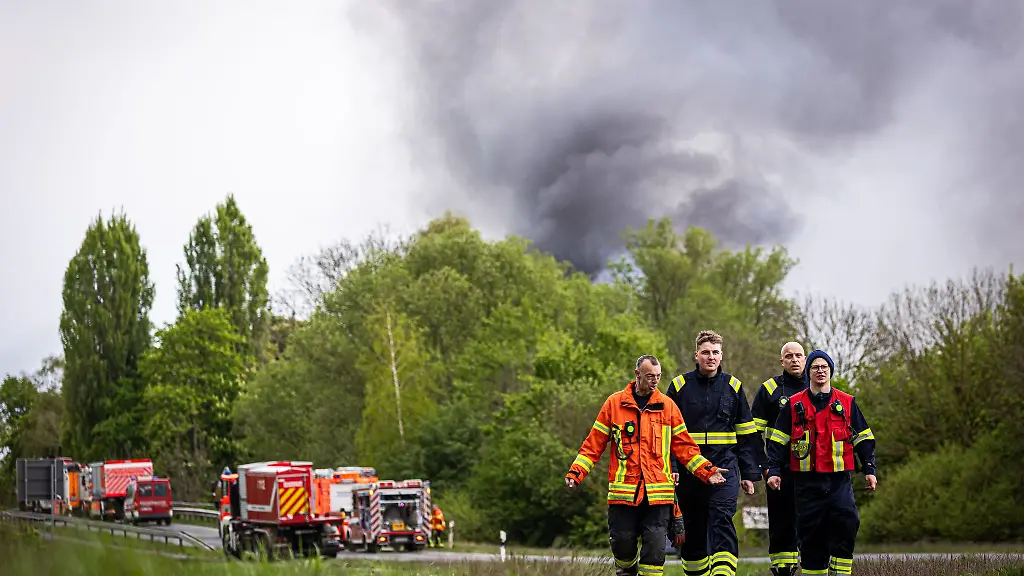 Einsatzkraefte-und-fahrzeuge-der-Feuerwehr-stehen-bei-einem-Grossbrand-in-einem-Braunschweiger-Industriegebiet