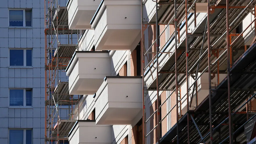 Das-Baugeruest-an-einem-Wohnhaus-am-Franz-Mehring-Platz-ist-teilweise-abgebaut