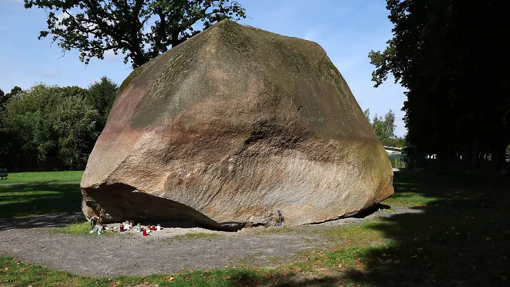 Kerzen-stehen-unter-einem-Findling-an-dem-sich-die-13-Jaehrige-oft-aufhielt