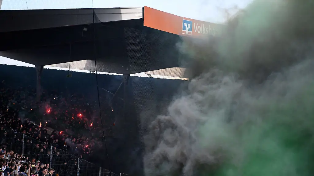 Hannovers-Fans-zuenden-Pyrotechnik
