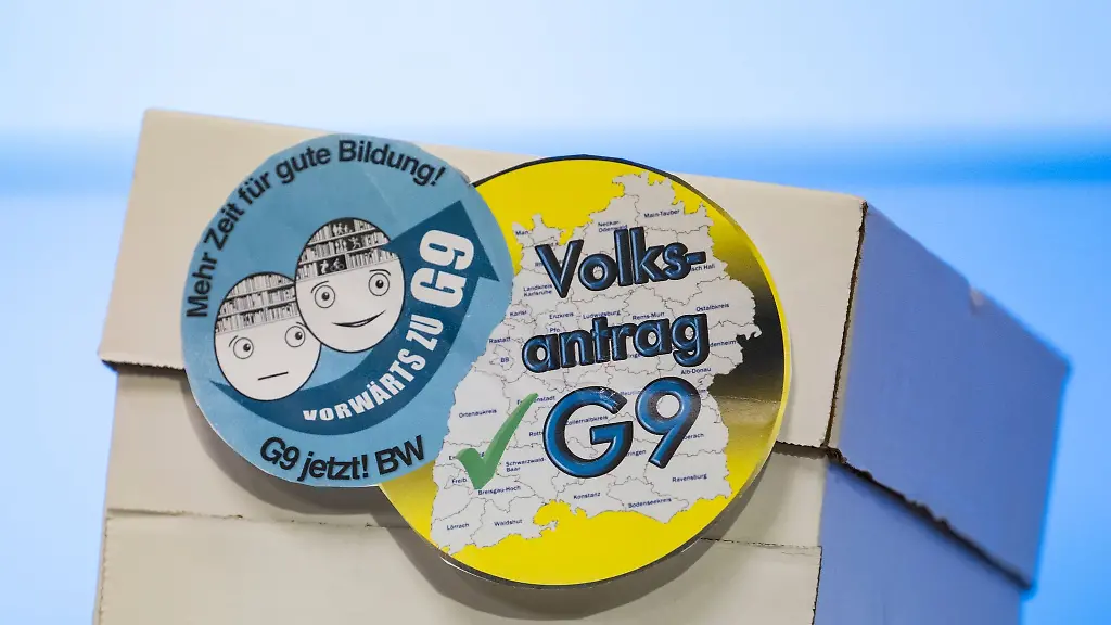 Ein-Karton-in-dem-sich-Unterschriftenlisten-befinden-steht-waehrend-einer-Pressekonferenz-der-Elternintiative-G9-Jetzt-BW-im-Buerger-und-Medienzentrum-des-Landtags-von-Baden-Wuerttemberg-auf-einem-Tisch