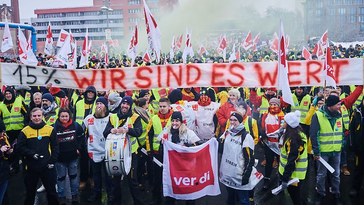 Ihrer Lohnforderung von 15 Prozent lassen die Postmitarbeiter nun Taten folgen. Mit großer Mehrheit stimmen die Verdi-Mitglieder für einen unbefristeten Streik.