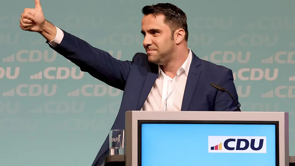 Daniel-Peters-bisheriger-Generalsekretaer-und-einziger-Kandidat-fuer-die-Wahl-eines-neuen-Landesvorsitzenden-der-CDU-Mecklenburg-Vorpommern-spricht-zu-den-Delegierten