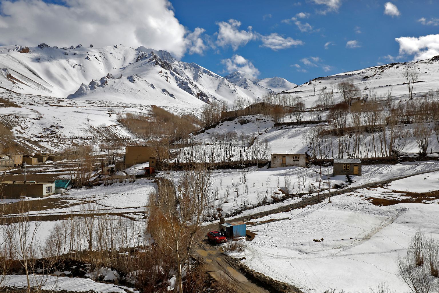In einem kleinen Dorf, umgeben von samtig weißen, schneebedeckten Bergen in der afghanischen Provinz Bamiyan, ...