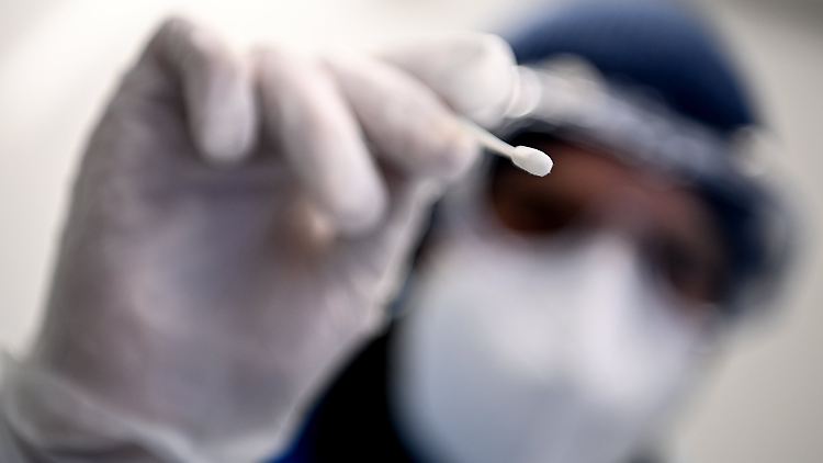 Der Moment, auf dem die amtliche Corona-Statistik aufbaut: PCR-Tests beruhen in der Regel auf tiefen Abstrichen im Nasen- und Rachenraum.