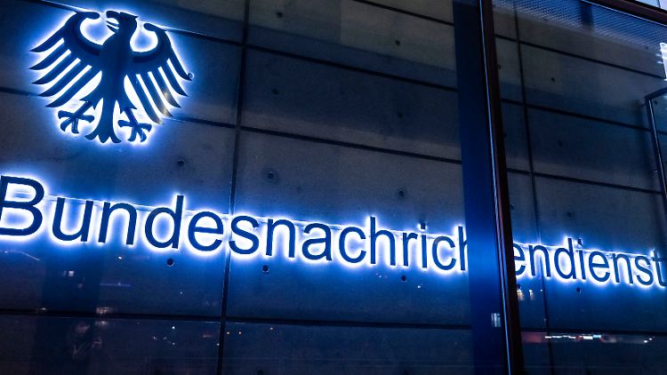 Bei der Überprüfung der Mitarbeiter wird der Bundesnachrichtendienst unter anderem vom Militärischen Abschirmdienst unterstützt.