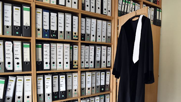 Strafprozesse werden in Deutschland handschriftlich dokumentiert. Ein Unding, sagen Anwälte. Richter wollen an der Praxis festhalten. 