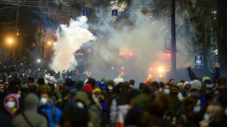 Rauch vor dem Parlament in Tiflis: Am Abend des 8. März protestierten Tausende gegen das sogenannte Agentengesetz.