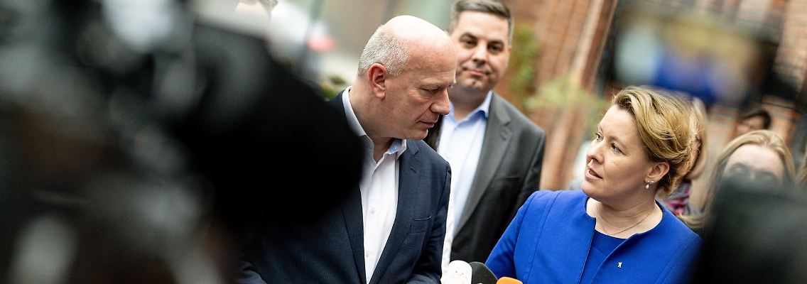 Kai Wegner (CDU), Vorsitzender, und Franziska Giffey (SPD), Regierende Bürgermeisterin von Berlin, kommen nach den Koalitionsverhandlungen von CDU und SPD auf den Euref-Campus zu einem Statement.