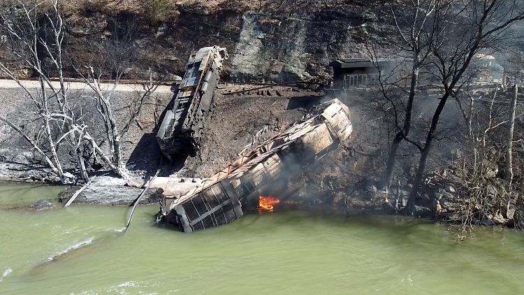 Eine Lokomotive des Zuges fing nach dem Unfall Feuer.