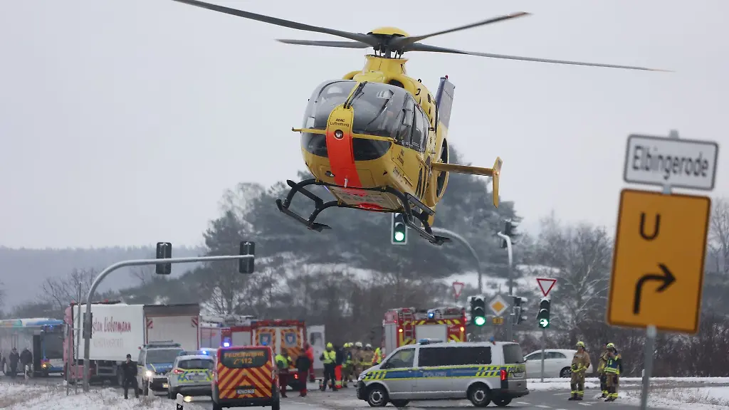 Ein-Rettungshubschrauber-fliegt-an-einer-Unfallstelle-ueber-der-B-81-bei-Blankenburg