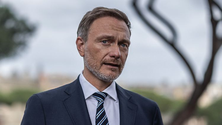 Tarifverhandlungen, steigende Zinsen und die Ukraine-Hilfe verkleinern den Spielraum: Lindner will beim Schuldenmachen eine Zeitenwende einläuten.  