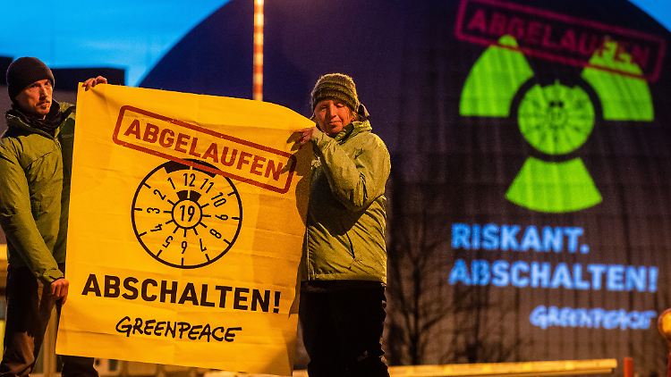 Aktivisten von Greenpeace vor dem AKW Neckarwestheim. 