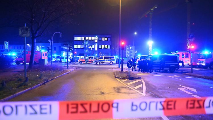 Die Polizei und Rettungskräfte sind mit einem Großaufgebot vor Ort.