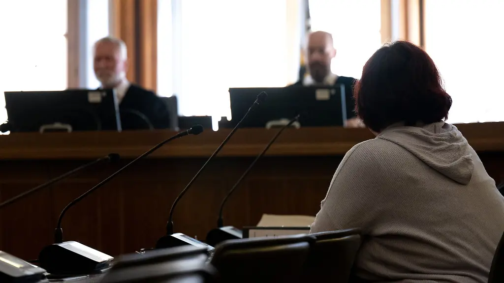 Die-fruehere-Verantwortliche-der-Asservatenkammer-der-Polizeidirektion-Leipzig-r-sitzt-im-Verhandlungssaal-des-Landgerichts-Leipzig