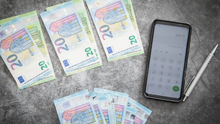 Freizeit, Lebensmittel, Miete: Beim Cash Stuffing wird das verfügbare Einkommen unterschiedlichen Ausgabenbereichen zugeteilt.