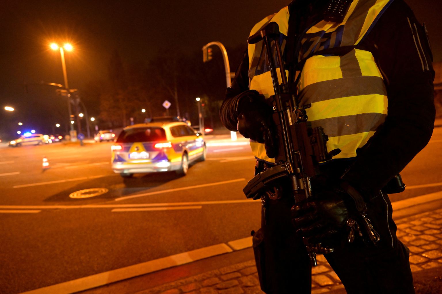 Während einer Veranstaltung am Donnerstagabend werden in Hamburg mehrere Menschen durch Schüsse getötet oder verletzt.